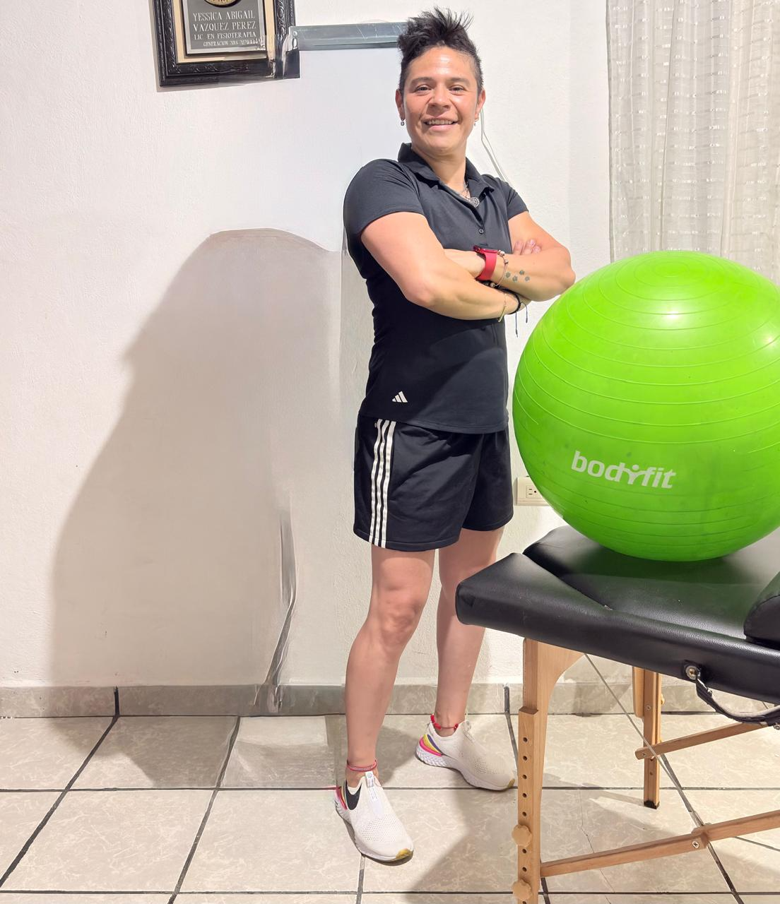 Coach Giss Ojeda junto a balón de ejercicio